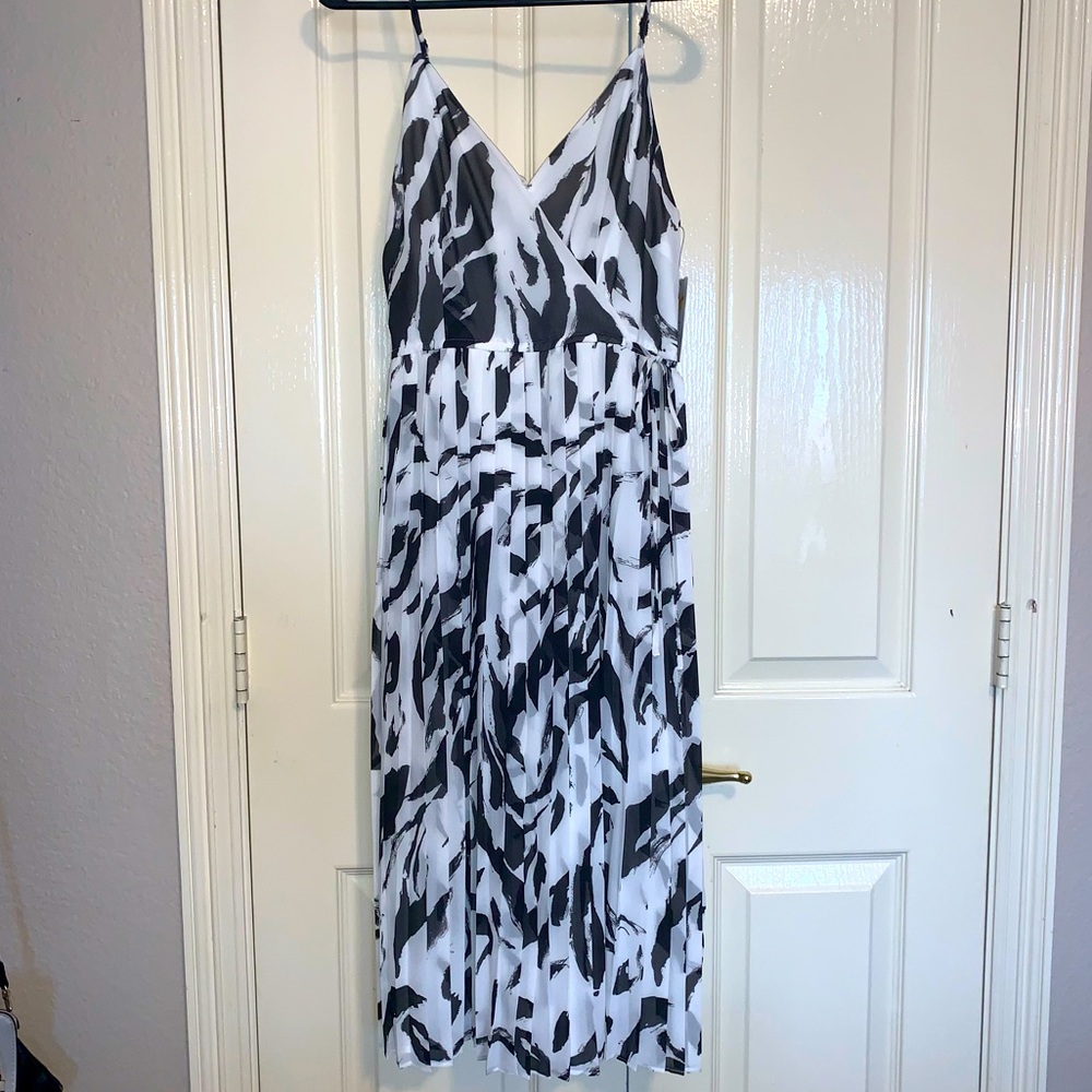 NWT Womens black & white pleaded dress